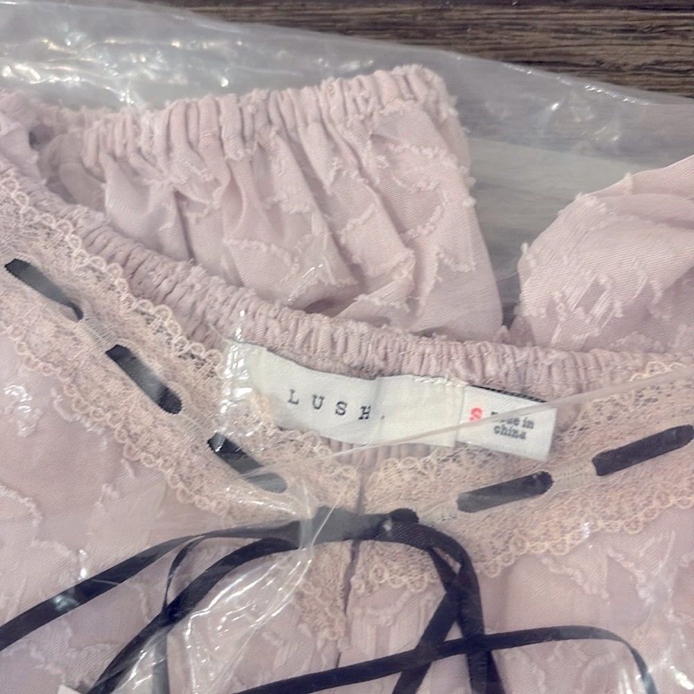 NWT [Lush] Short Sleeve Tiered Lace Mini Dress in Pale Pink Womens Sz Small - Picture 6 of 7